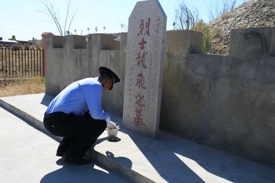 图:王新利在龙飞烈士墓前点上三根香烟