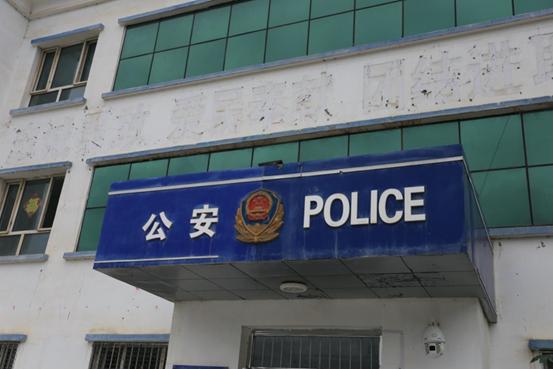 图:原艾力西湖镇派出所办公楼上,仍然可见弹孔