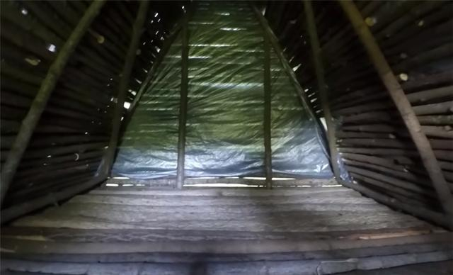 一男子用简单工具,在深山老林盖起3㎡木屋,网友:太牛了