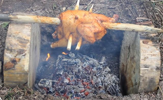 一男子用简单工具,在深山老林盖起3㎡木屋,网友:太牛了