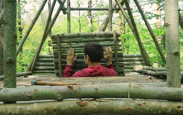 一男子用简单工具,在深山老林盖起3㎡木屋,网友:太牛了