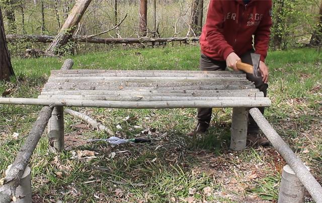 一男子用简单工具,在深山老林盖起3㎡木屋,网友:太牛了