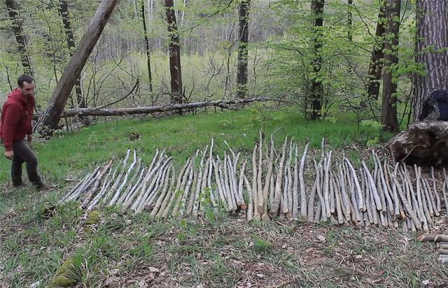 一男子用简单工具,在深山老林盖起3㎡木屋,网友:太牛了