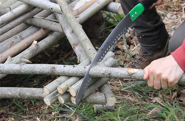 一男子用简单工具,在深山老林盖起3㎡木屋,网友:太牛了