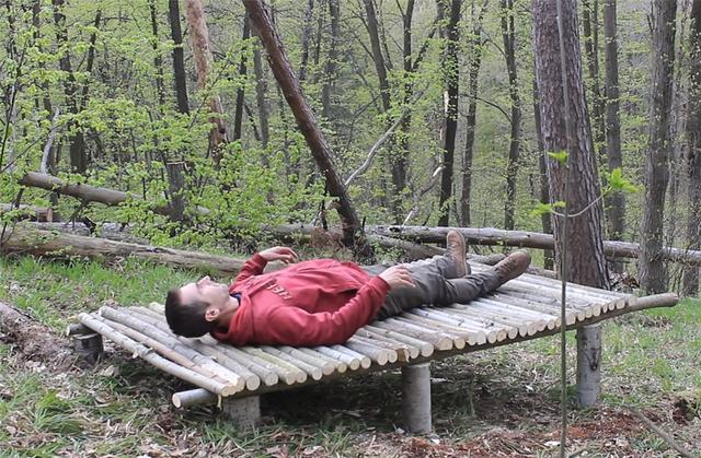 一男子用简单工具,在深山老林盖起3㎡木屋,网友:太牛了