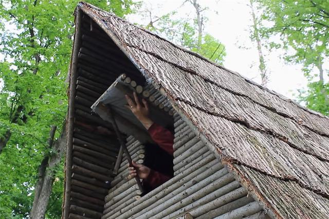 一男子用简单工具,在深山老林盖起3㎡木屋,网友:太牛了