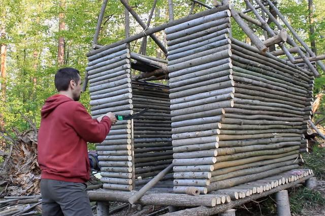 一男子用简单工具,在深山老林盖起3㎡木屋,网友:太牛了