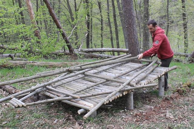 一男子用简单工具,在深山老林盖起3㎡木屋,网友:太牛了