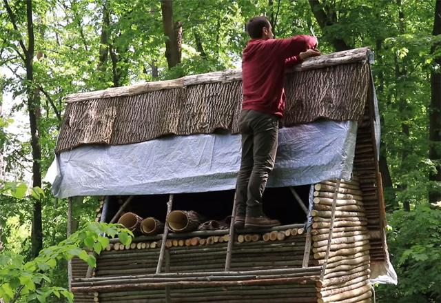 一男子用简单工具,在深山老林盖起3㎡木屋,网友:太牛了