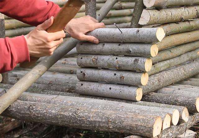 一男子用简单工具,在深山老林盖起3㎡木屋,网友:太牛了