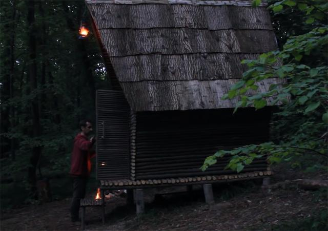 一男子用简单工具,在深山老林盖起3㎡木屋,网友:太牛了