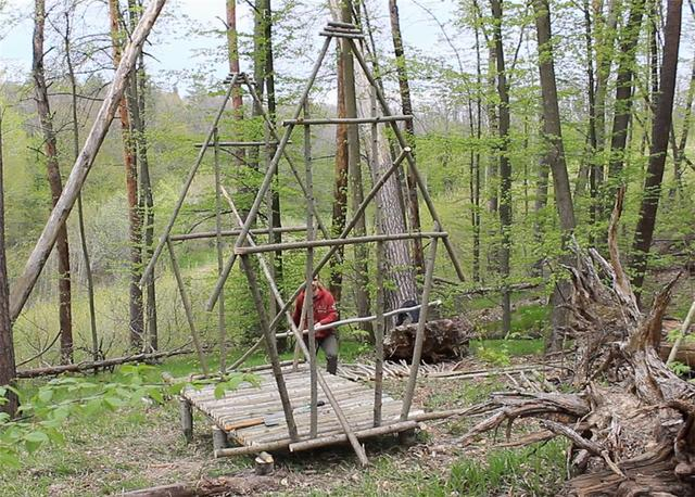 一男子用简单工具,在深山老林盖起3㎡木屋,网友:太牛了