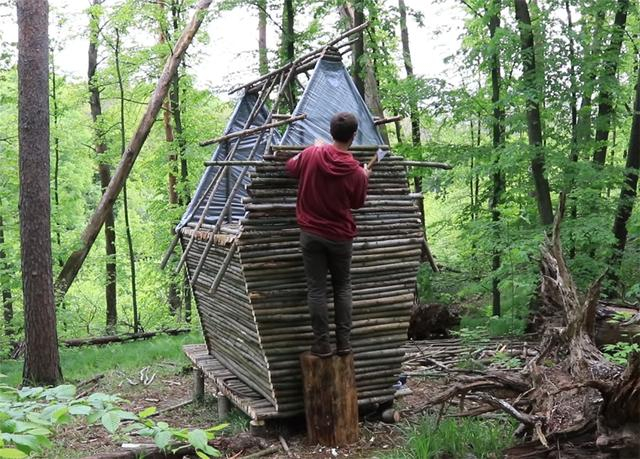 一男子用简单工具,在深山老林盖起3㎡木屋,网友:太牛了