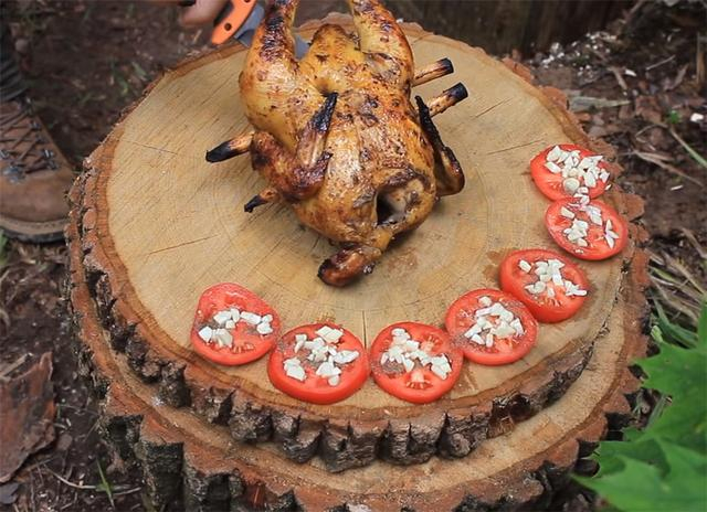 一男子用简单工具,在深山老林盖起3㎡木屋,网友:太牛了