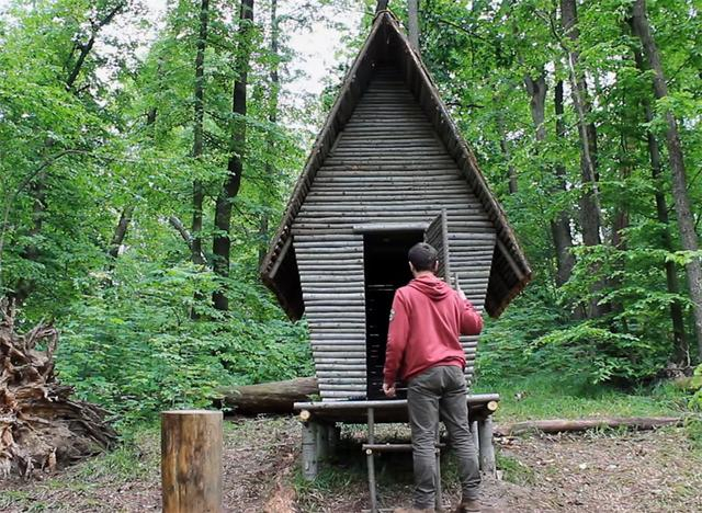 一男子用简单工具,在深山老林盖起3㎡木屋,网友:太牛了