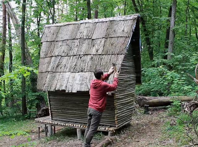 一男子用简单工具,在深山老林盖起3㎡木屋,网友:太牛了