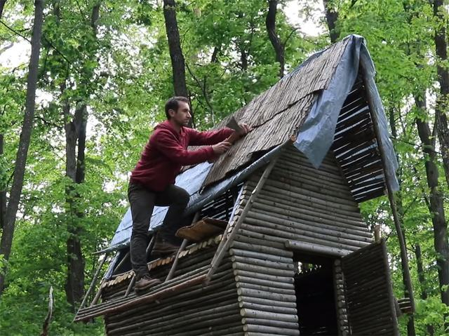 一男子用简单工具,在深山老林盖起3㎡木屋,网友:太牛了