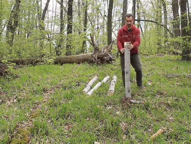 一男子用简单工具,在深山老林盖起3㎡木屋,网友:太牛了