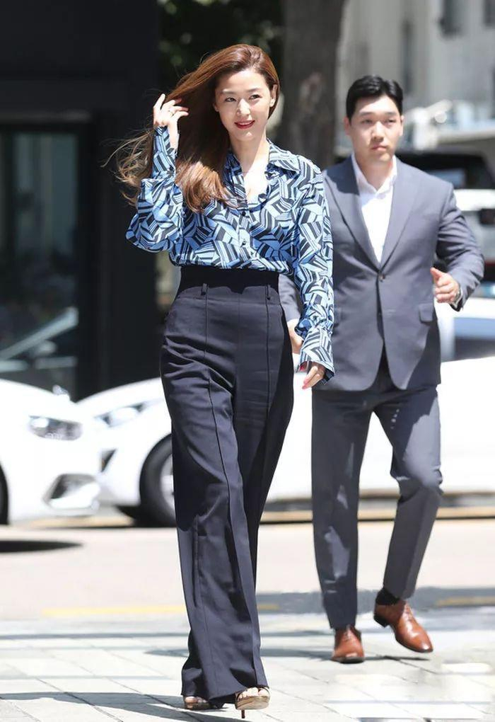 全智贤不愧是韩国女神，穿土豪金蕾丝裙高调亮相，这身材比例绝了