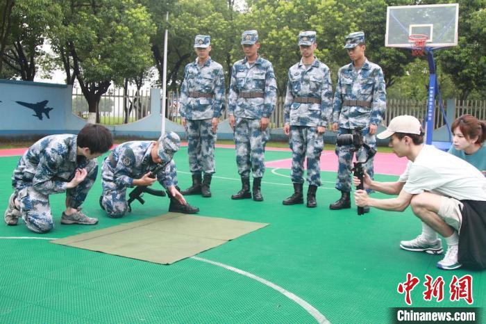 UP主学习轻武器分解动作要领 。 颜东辉 摄