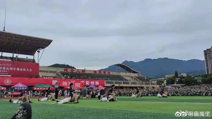 日前,有网友上传了四川农业大学在军训场的舞蹈表演截图及视频,引发部分网友指责舞蹈内容低俗,以及该舞蹈是否适合放在军训场上演出的讨论。