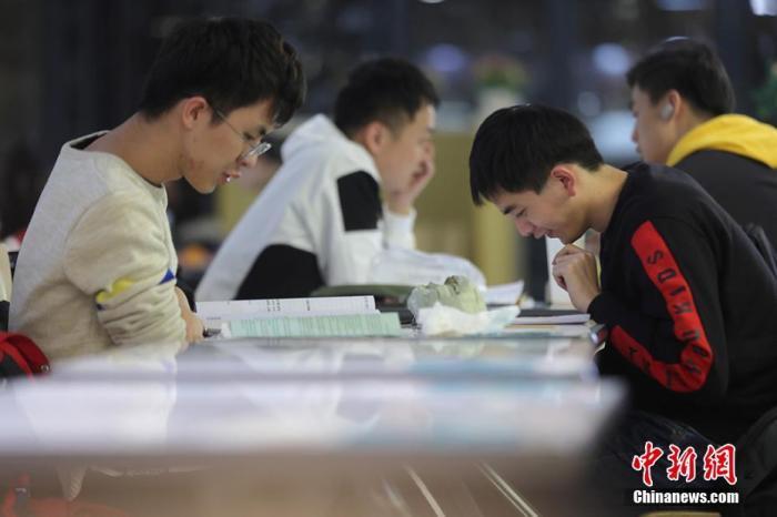 资料图:考研学生在食堂内复习。 泱波 摄