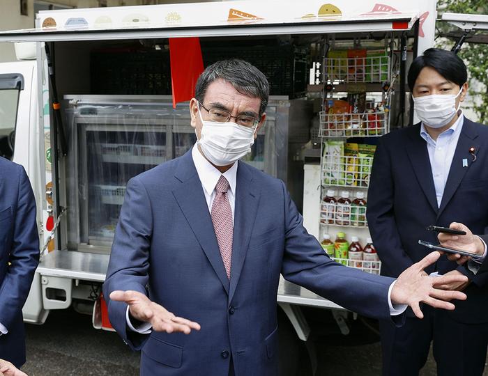 当地时间2021年9月27日,日本东京,河野太郎在东京观看移动餐饮车。
