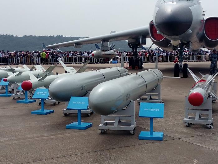 轰-6K可挂载空射巡航导弹,具备远程打击能力。