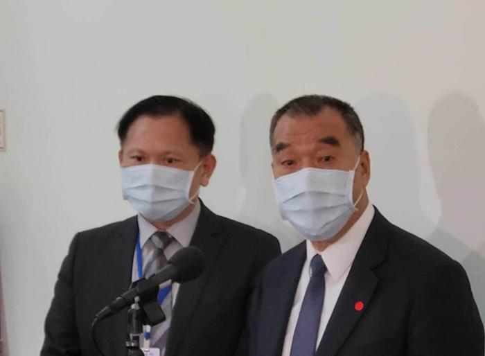台防务部门负责人邱国正(右)早上受访,并由该部门发言人史顺文陪同(左)。图自台湾“中时新闻网”