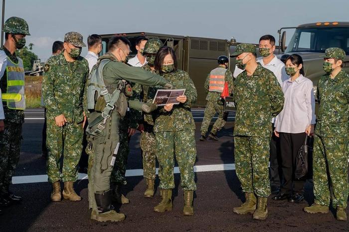 台湾空军糊弄蔡英文用的老照片