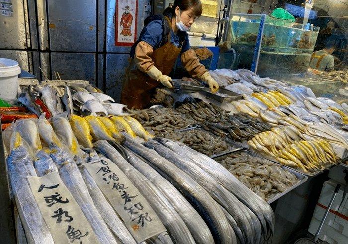 邱志杰在北京三源里菜市场举办书法展 图片来源:邱志杰工作室微信公众号