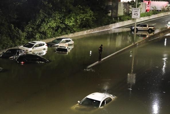受飓风“艾达”影响,9月2日,美国纽约一条主要道路上的车辆被积水淹没。新华社记者 王迎 摄