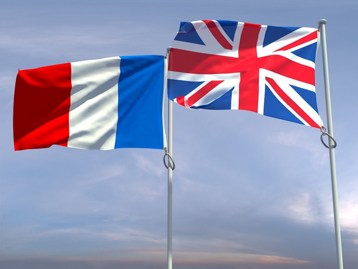 英国和法国隔着英吉利海峡，两国是欧洲传统强国，又是安理会常任理事国