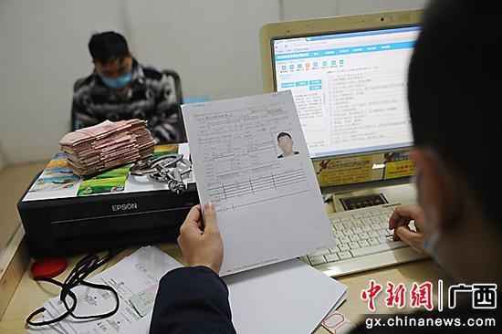 2名男子助境外电诈团伙取现和转账被贺州警方抓获