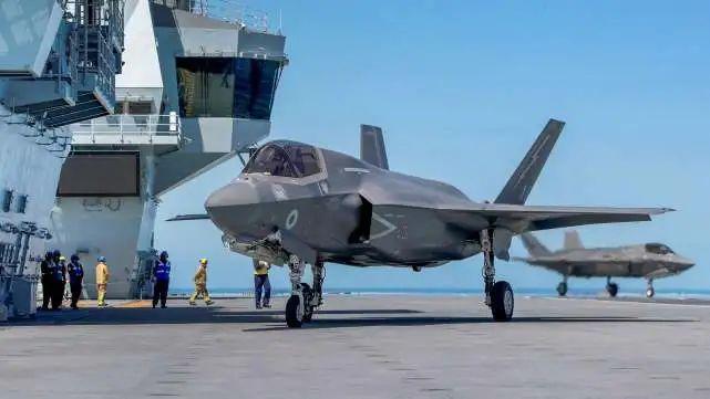 “伊丽莎白女王”号飞行甲板上的F-35B战机 图源:英国海军