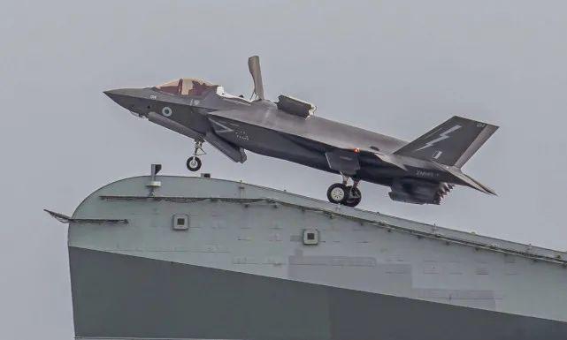 F-35B从“伊丽莎白女王”号上起飞 图源:英国国防部