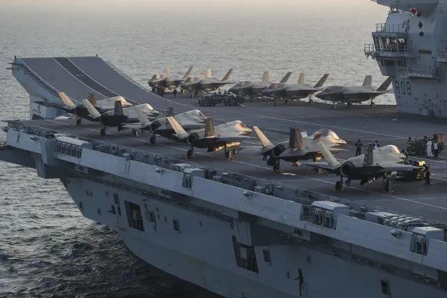 “伊丽莎白女王”号飞行甲板上的F-35B战机 图源:英国海军