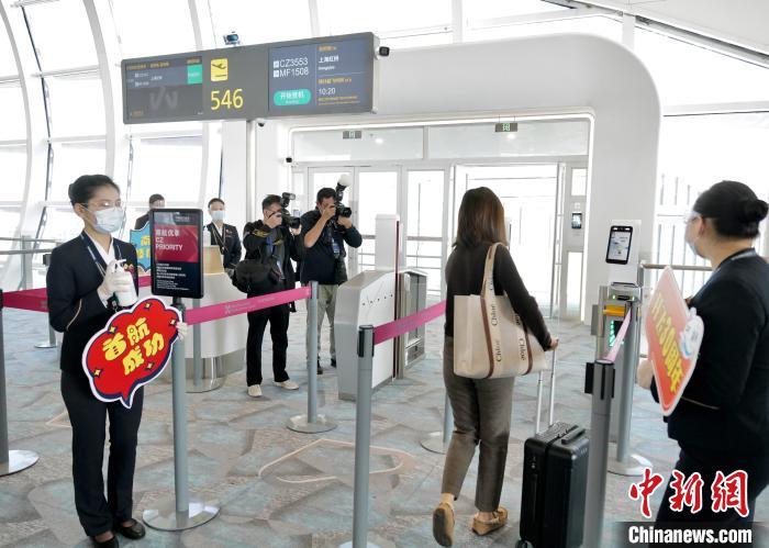 图为旅客在卫星厅登机口乘机。 陈文 摄