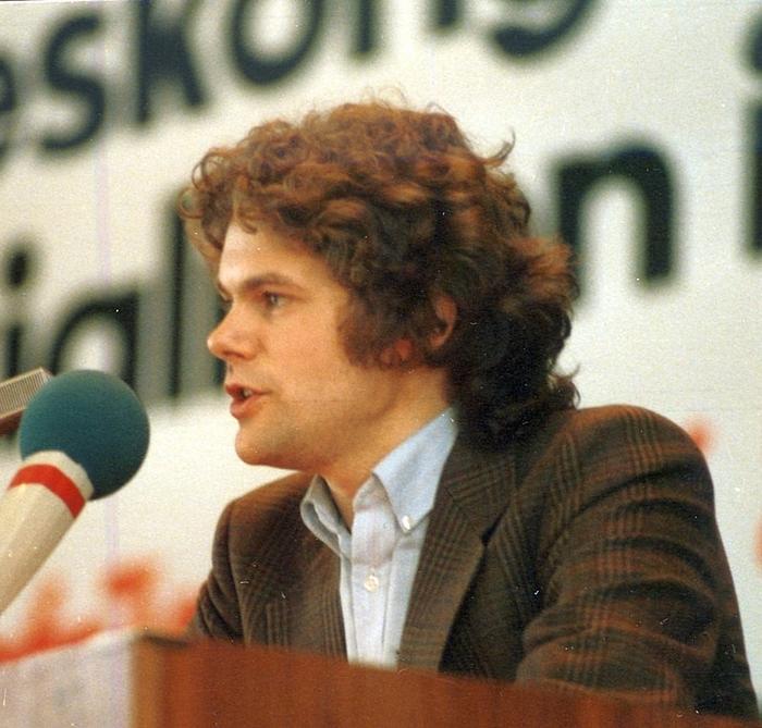 1984年,朔尔茨在社民党青年组织大会上讲话。