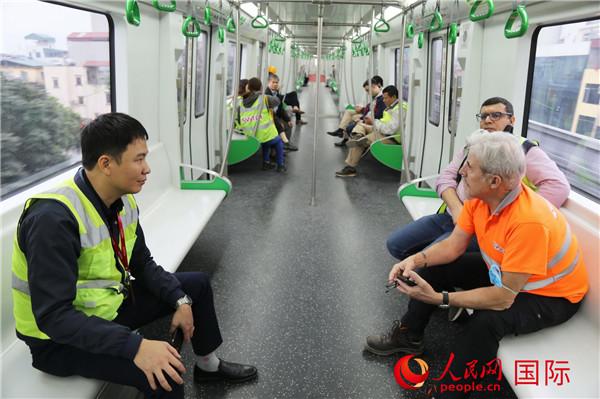 今年1月,越南胡志明市城市轨道项目管理委员会一行20余人参观了中企承建的河内轻轨项目,并对项目建设予以肯定。图自人民网