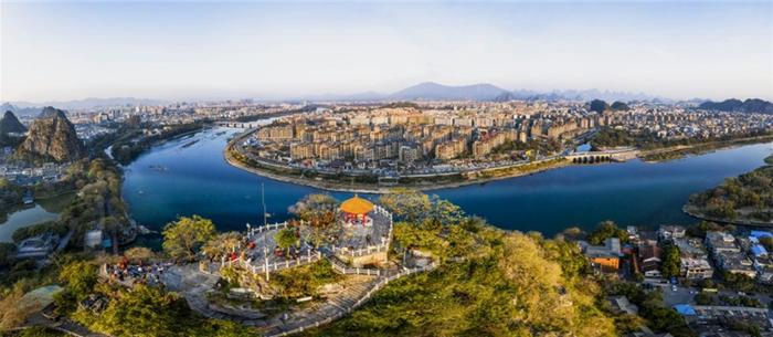 登顶叠彩山俯瞰桂林全貌,风景美如画(央广网发 王战飞摄)