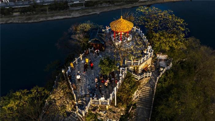 游客登上叠彩山明月峰拿云亭观赏桂林市区胜景(央广网发 王战飞摄)