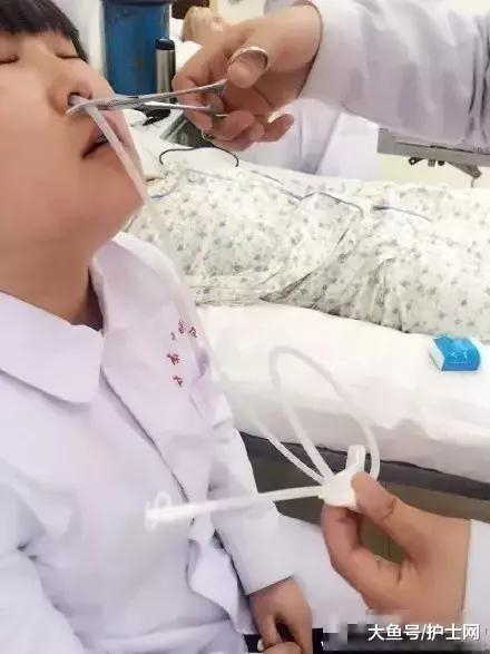 护校生在老师同学面前被灌肠