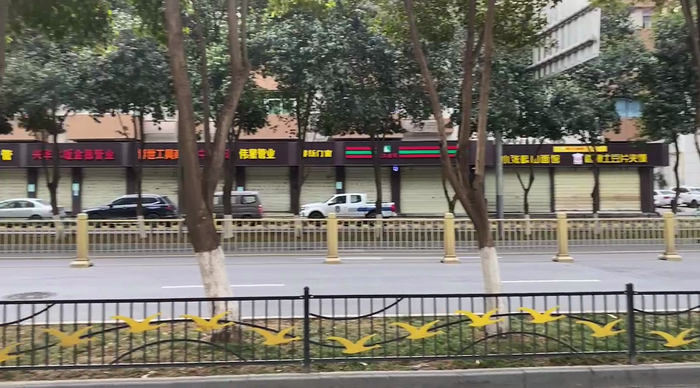 27日上午,西安雁塔区街边店铺基本都处于歇业状态,路上基本没有行人。受访者提供