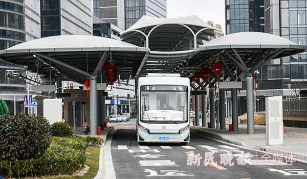 图说:富有设计感的新城公交车站。陈梦泽 摄