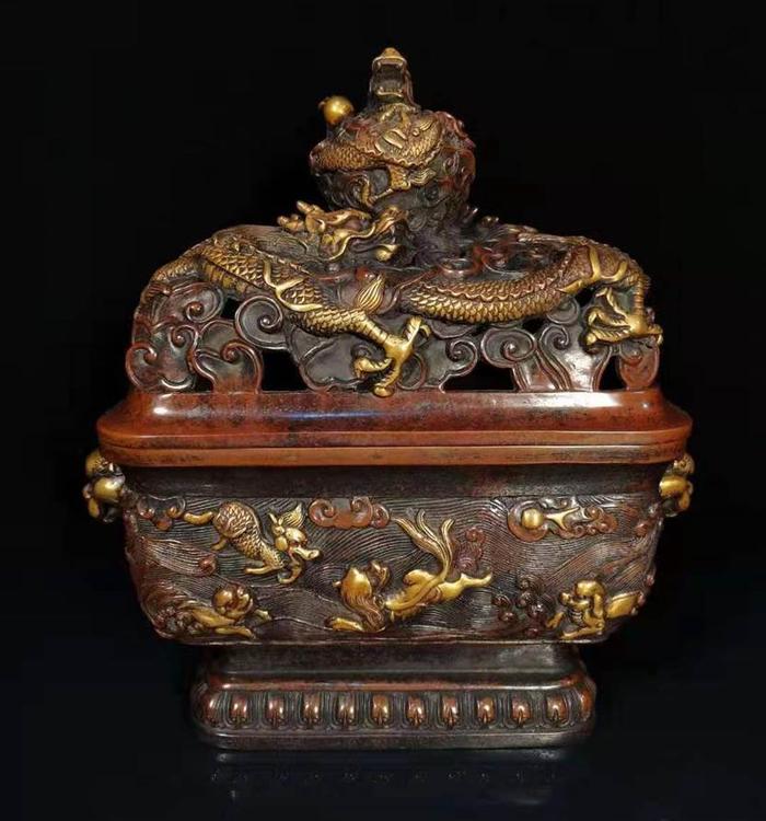 仿明精铸紫铜胎鎏金海水异兽纹四方熏炉(企业供图,央广网发)