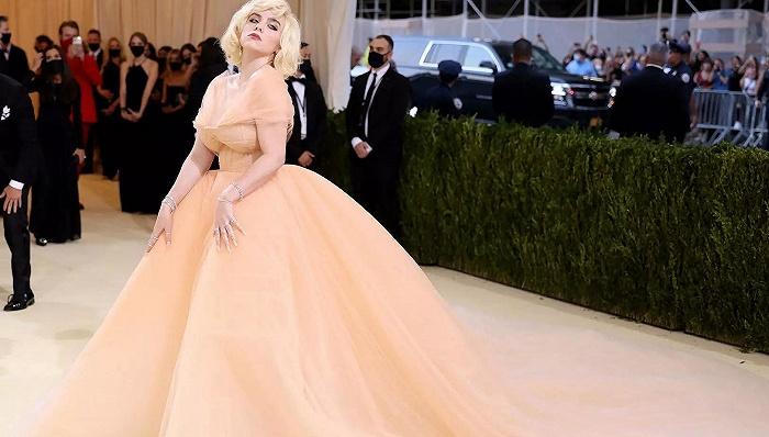 歌手Billie Eelish在Met Gala上穿着由Oscar de la Renta设计的裙装