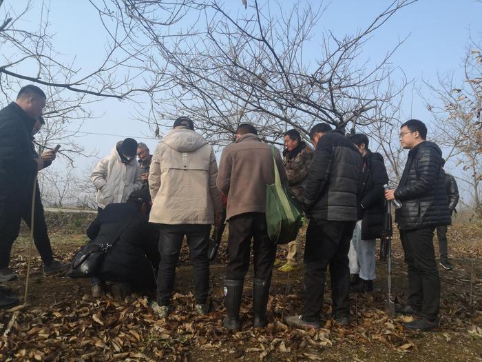 12月13日,众人在林场村听梁飞讲解猎陨技巧。新京报记者李冰洁 摄