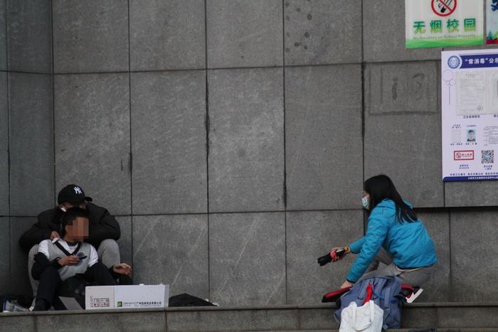女记者给嫌犯和人质递饮料。澎湃新闻记者 熊强 图