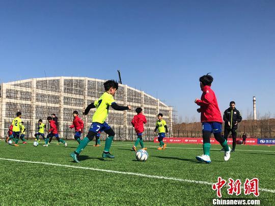 资料图：2019“东北联盟杯”青少年足球联赛小运动员在进行赛前热身训练。郭佳 摄